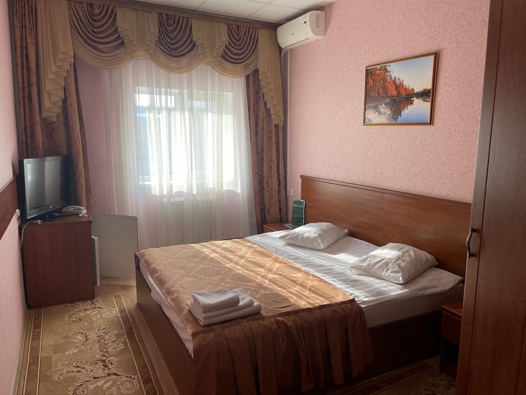 Номер стандарт с 1 двуспальной кроватью 3
