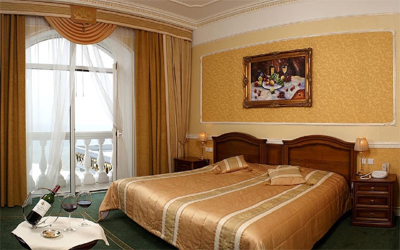 Номер стандарт с 1 двуспальной кроватью (с балконом и видом на море) 3