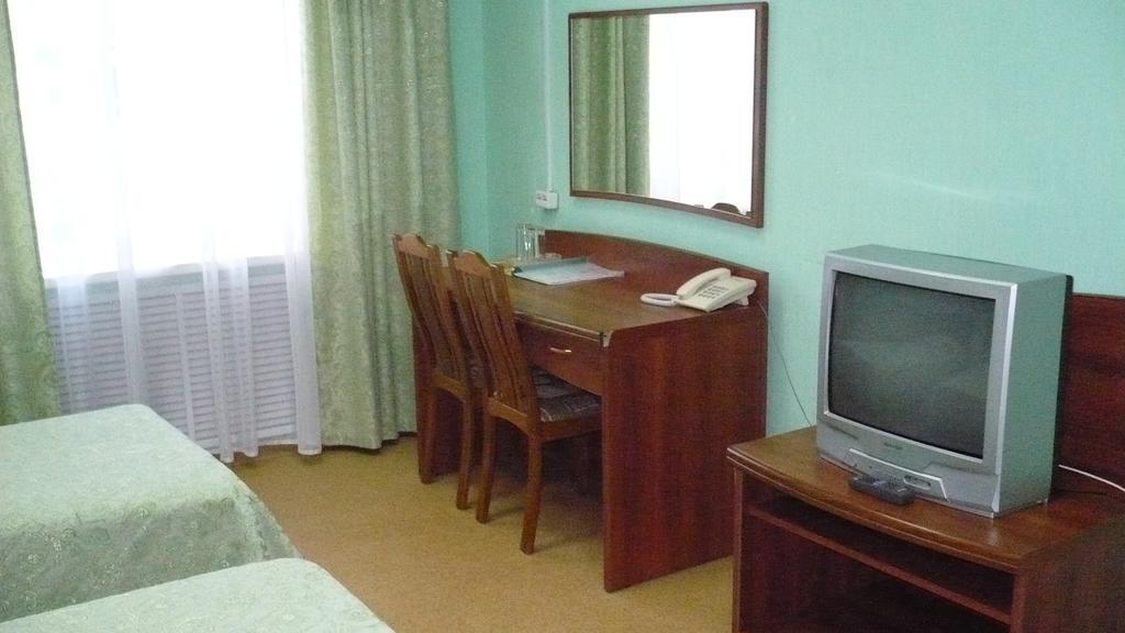 Номер эконом с 2 односпальными кроватями (удобства на этаже) 2