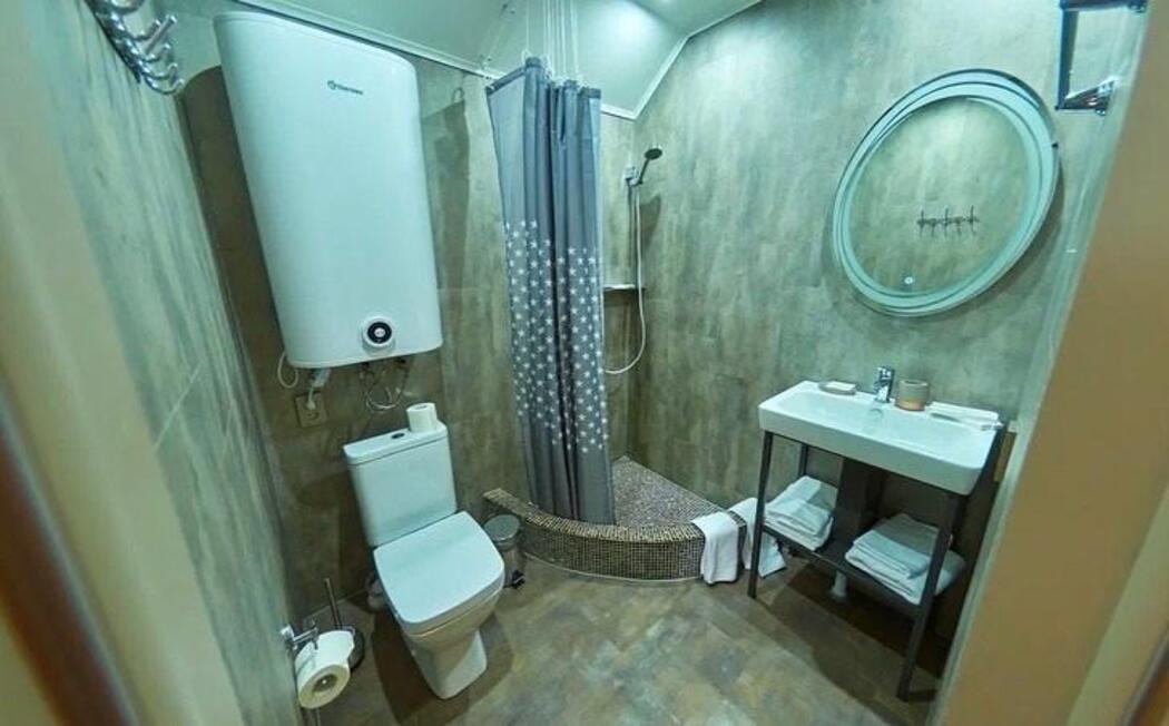 Номер стандарт с 1 двуспальной кроватью (2 этаж) 2