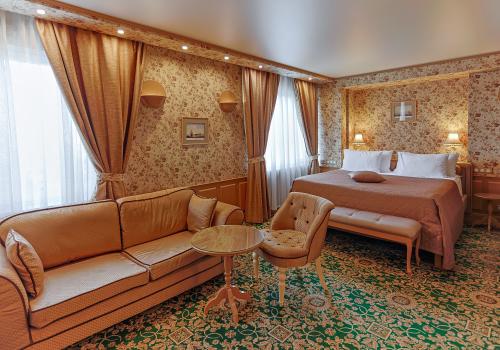 Номер полулюкс делюкс с 1 двуспальной кроватью