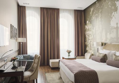 Номер премиум с 1 двуспальной кроватью и видом на ул. Чайковского