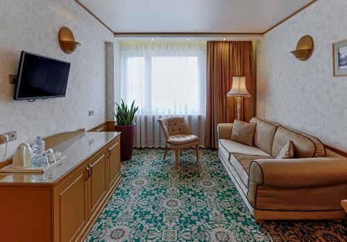 Номер полулюкс делюкс с 1 двуспальной кроватью