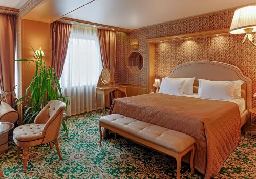 Номер полулюкс премиум с 1 двуспальной кроватью