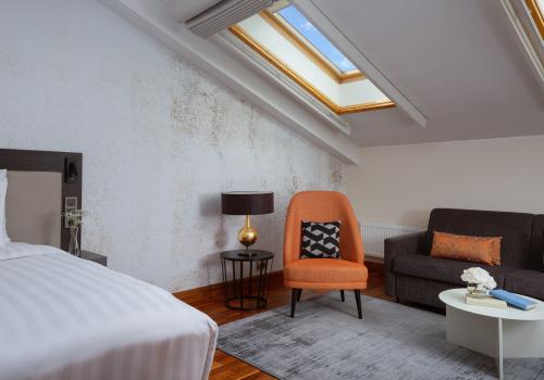 Номер полулюкс с 1 двуспальной кроватью (мансарда)