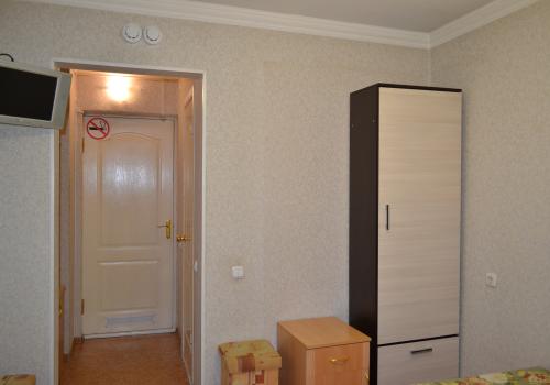 Номер стандарт с 2 односпальными кроватями (без окна)