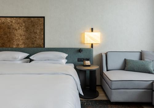 Номер стандарт с 1 двуспальной кроватью на высоком этаже