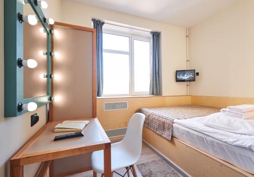 Номер стандарт с 1 двуспальной кроватью и диваном