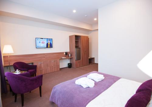 Номер полулюкс комфорт с 1 двуспальной кроватью