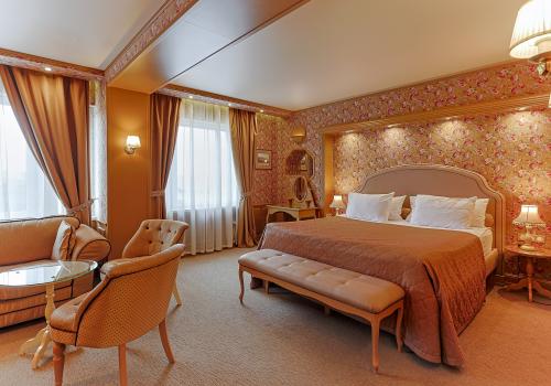 Номер полулюкс премиум с 1 двуспальной кроватью