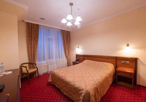 Номер стандарт с 1 двуспальной кроватью (окна тонированные пленкой)