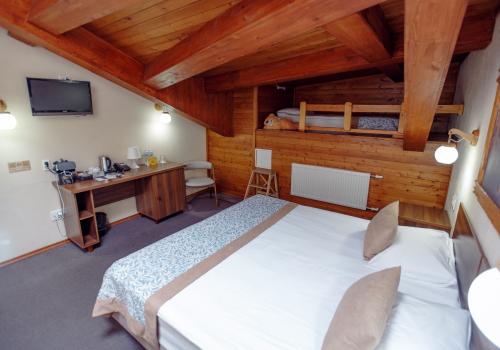 Номер стандарт семейный с 1 односпальной и 1 двуспальной кроватью (мансарда)