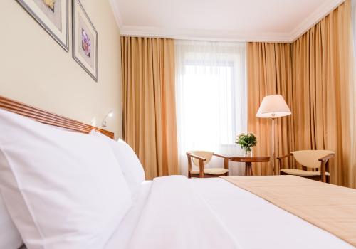 Номер стандарт с 1 двуспальной кроватью