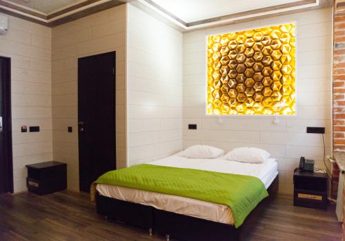 Номер комфорт полулюкс с 1 двуспальной кроватью