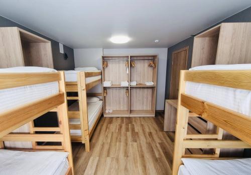 Кровать в 6-местном общем номере