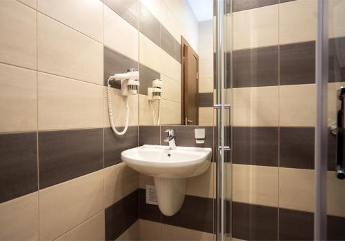 Номер стандарт с 2 односпальными кроватями (вид в атриум)