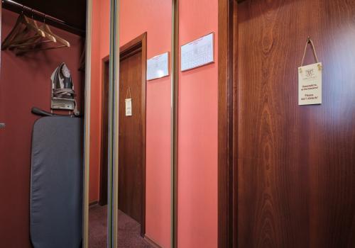 Номер полулюкс комфорт с 1 двуспальной кроватью Хеннесси