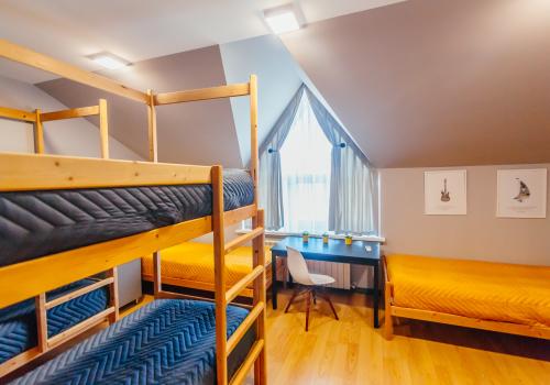 Кровать в 8-местном общем женском номере (мансарда)