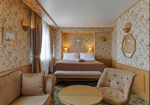 Номер полулюкс делюкс с 1 двуспальной кроватью