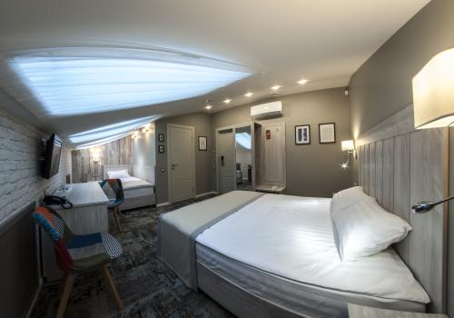 Номер стандарт семейный с 1 односпальной и 1 двуспальной кроватью (мансарда)