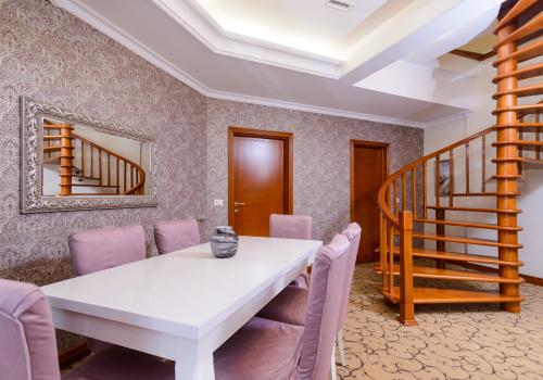 4-комнатный номер люкс с 1 двуспальной кроватью