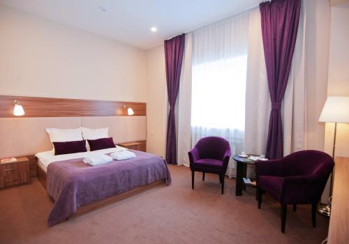 Номер полулюкс комфорт с 1 двуспальной кроватью