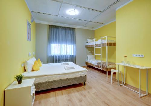 Номер семейный с 1 двуспальной и 1 двухъярусной кроватями