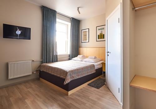 Номер стандарт с 1 двуспальной кроватью и диваном