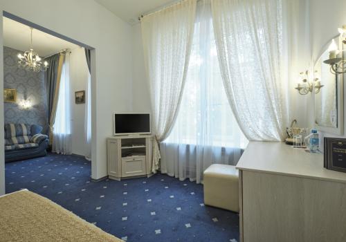 Номер полулюкс комфорт с 1 двуспальной кроватью Белые ночи