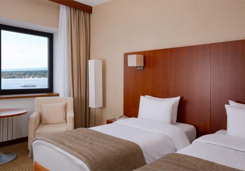 Номер стандарт с 2 односпальными кроватями и видом на Волгу