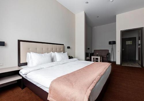 Номер полулюкс с 1 двуспальной кроватью