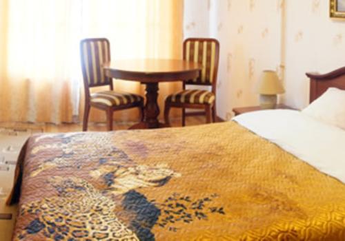 Номер стандарт с 1 двуспальной кроватью и закрытым балконом