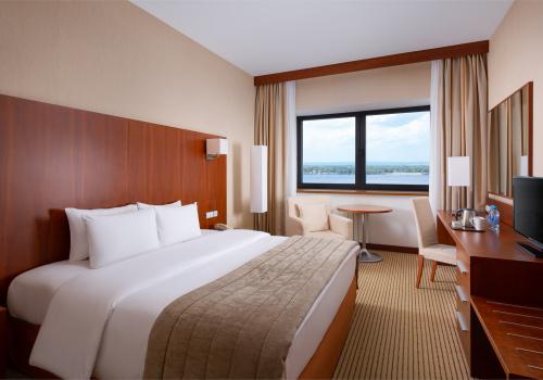 Номер стандарт с 1 двуспальной кроватью king-size и видом на Волгу