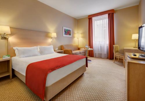 Номер стандарт с 1 двуспальной кроватью и диваном