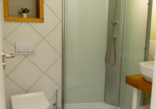 Номер стандарт эконом с 1 двуспальной кроватью