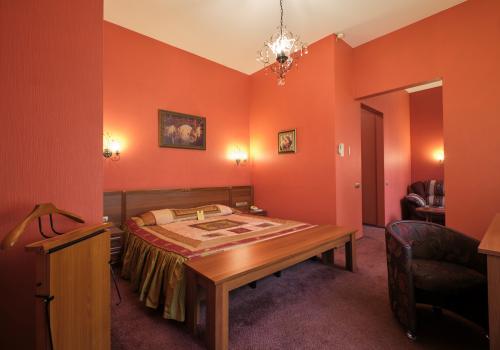 Номер полулюкс комфорт с 1 двуспальной кроватью Хеннесси