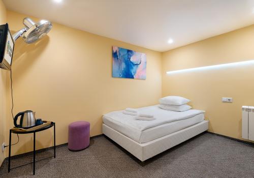 Номер стандарт эконом с 1 двуспальной кроватью (без окна)