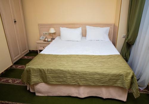 Номер стандарт с 1 двуспальной кроватью