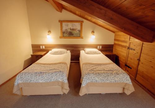 Номер стандарт с 2 односпальными кроватями (мансарда)