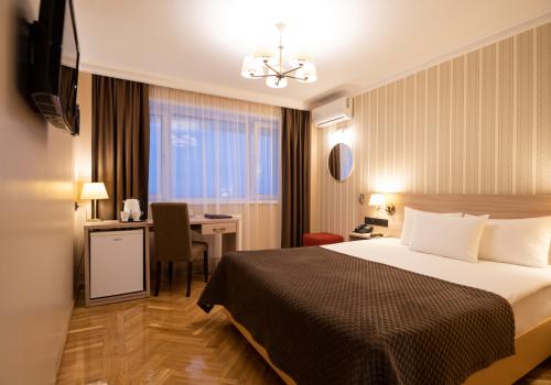 Номер стандарт с 1 двуспальной кроватью с видом на Енисей