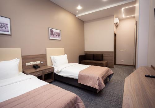 Номер стандарт с 2 односпальными кроватями (вид в атриум)