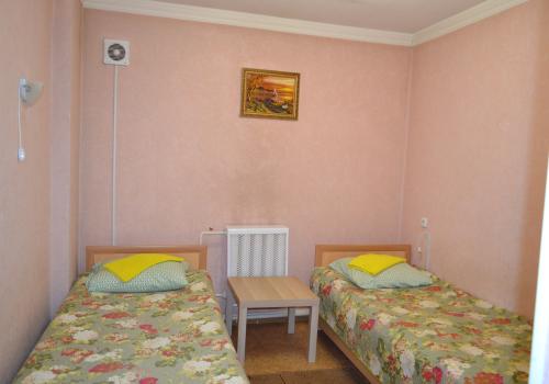 Номер стандарт с 2 односпальными кроватями (без окна)