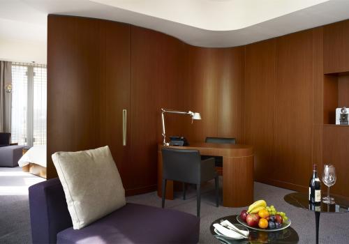 Номер люкс с 1 двуспальной кроватью