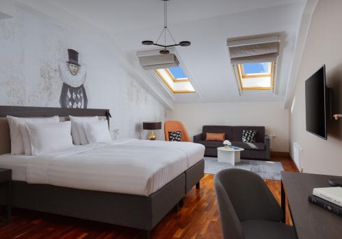 Номер полулюкс с 1 двуспальной кроватью (мансарда)