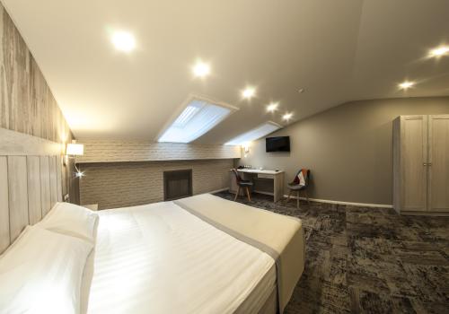 Номер стандарт с 1 двуспальной кроватью (мансарда)