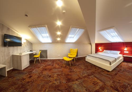 2-местный номер комфорт с 1 двуспальной кроватью (мансарда)