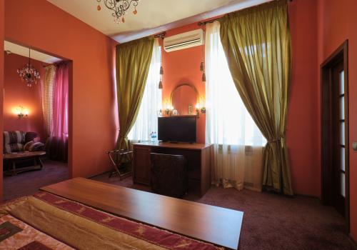 Номер полулюкс комфорт с 1 двуспальной кроватью Хеннесси