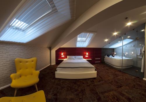 2-местный номер комфорт с 1 двуспальной кроватью (мансарда)