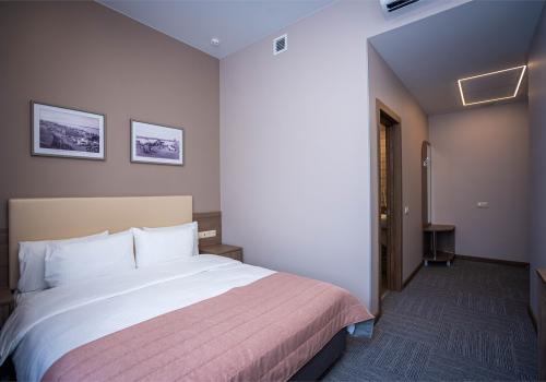 Номер стандарт с 1 двуспальной кроватью (вид на улицу)