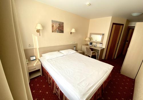 Номер стандарт с 1 двуспальной кроватью